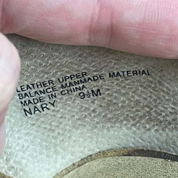 Levity Womens size 9.5M nary heels tan suede - Picture 8 of 9